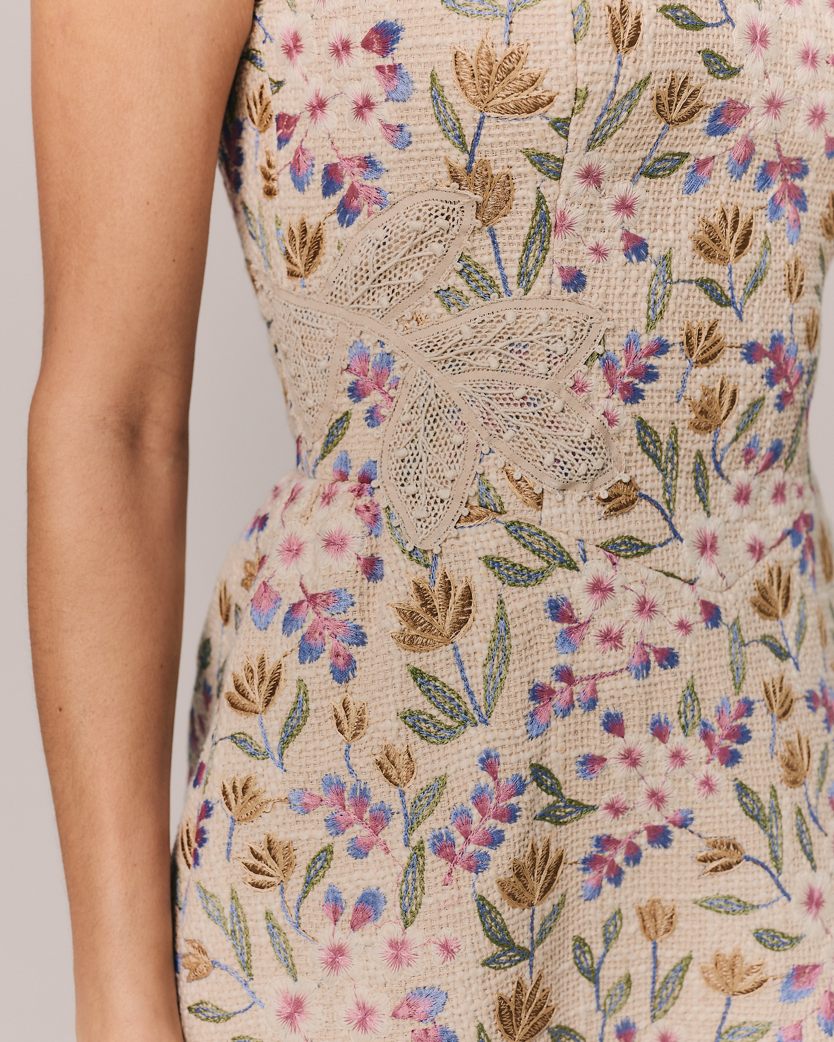 VESTIDO CURTO ODEON BORDADO JARDIM