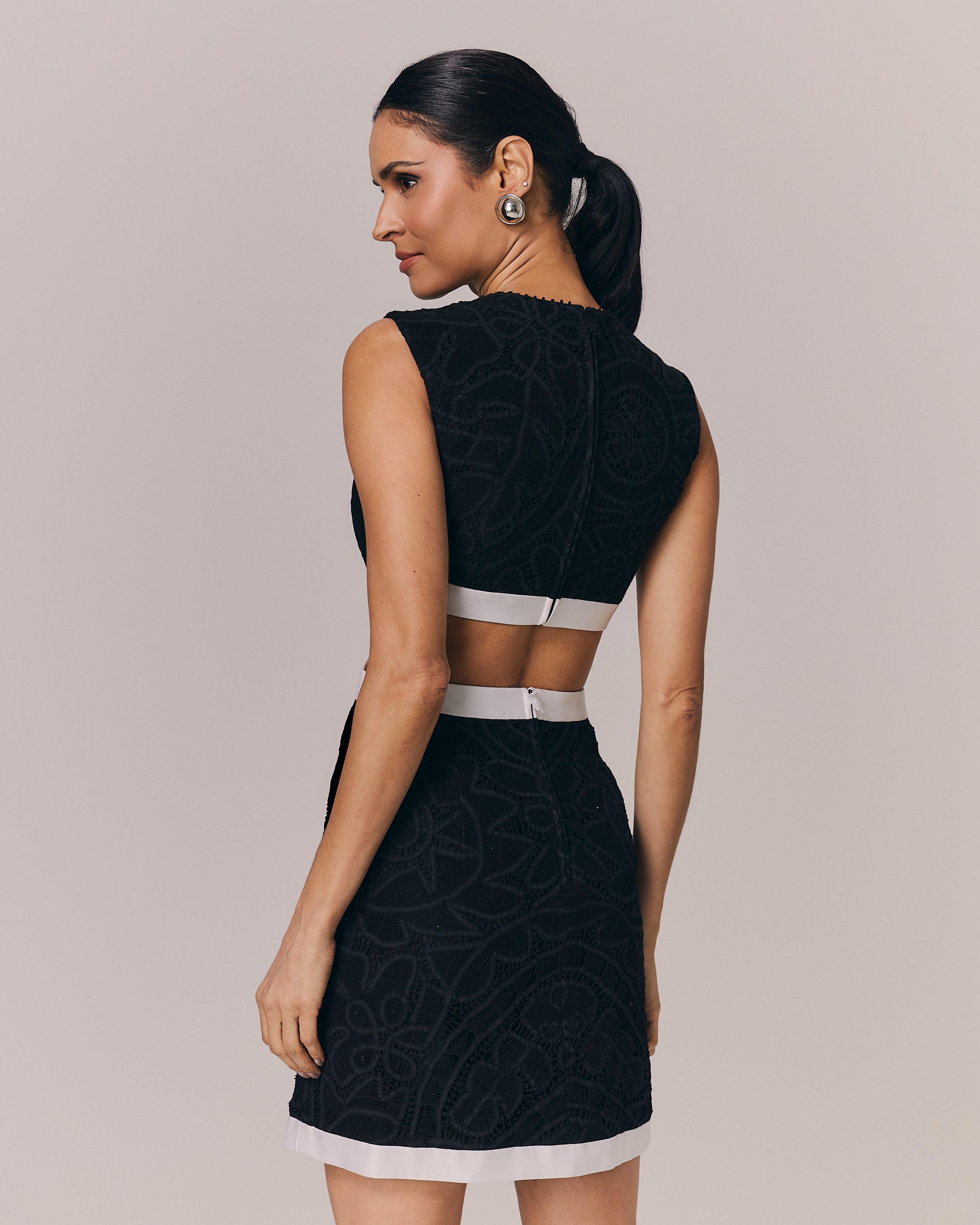 VESTIDO CURTO LUISA PRETO + BRANCO